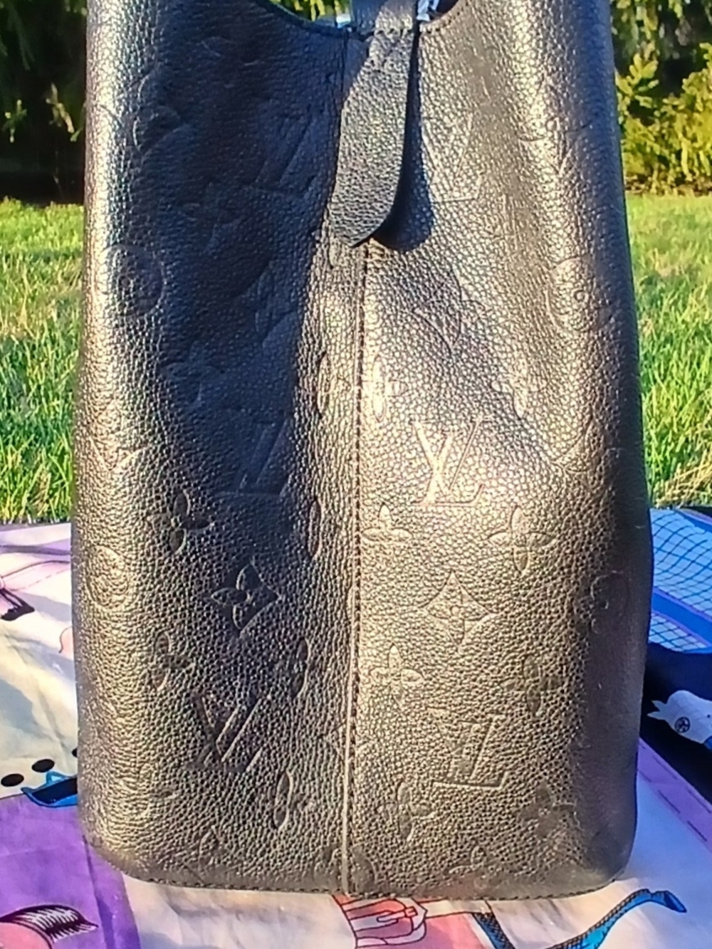 Louis Vuitton NeoNoe MM Black Empreinte Leather – Authentic – Repair Needed - Picture 6 of 16